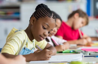 Lycéenne qui passe un examen